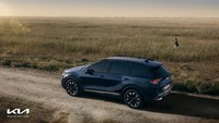 Selain itu bakal tersedia trim All-New Kia Sportage X-Line, perbedaannya terletak pada bumper, side sill, dan roof rack melengkung. Lalu bagian interior, trim X-Line ini tersedia dalam pilihan warna hijau atau hitam yang khas. Foto: Kia