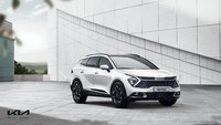 Mobil ini masuk generasi kelima, yang sekarang lebih ramping namun tetap berotot dan modern. Pada bagian muka, Kia Sportage anyar ini menggunakan desain khas Tiger Nose dengan sentuhan baru yang terkesan futuristik, terutama penggunaan lampu daytime running light (DRL) yang berbentuk seperti boomerang. Berkat model seperti ini juga mempertegas batas garis dengan lampu depan.   Foto: Kia