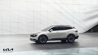 Lanjut ke bagian samping, beda dengan generasi sebelumnya yang agak sedikit gemuk. Selayaknya sebuah SUV, All New Kia Sportage kini terkesan lebih kokoh berkat garis-garis tegas serta lekukan yang dinamis. Foto: Kia