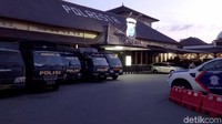 Dari pantauan detikcom, suasana di Mapolresta Yogyakarta tampak normal. Kasubbag Humas Polresta Yogyakarta AKP Timbul Sasana Raharja menegaskan, pihaknya sebagai aparat hukum tetap berhati-hati tapi tidak sampai harus ketakutan. Apalagi sampai mengganggu aktivitas kinerja sehari-hari.