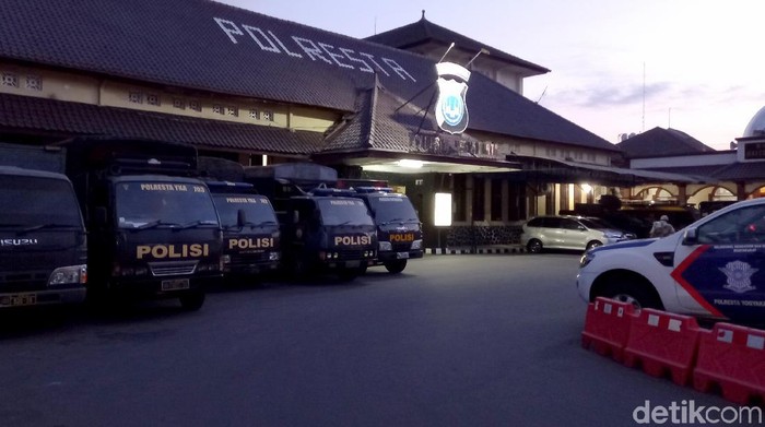 Kondisi markas Polresta Yogya berangsur normal setelah seorang pria bergolok yang sempat ngamuk di pintu gerbang Mapolresta Yogyakarta diamankan polisi.