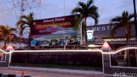 Karena diduga sudah mengancam polisi, akhirnya petugas yang berjaga di gerbang Mapolresta Yogyakarta langsung mengamankan pria tidak dikenal itu. Saat kejadian, yang bersangkutan menggunakan pakaian berwarna merah marun, celana biru dan ikat kepala. Hasil pemeriksaan sementara, pelaku berinisial K (40) warga asal Tuban, Jawa Timur.