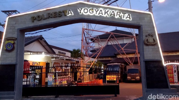 Kondisi Terkini di Mapolresta Yogyakarta Usai Diamuk Pria Bergolok Kondisi markas Polresta Yogya berangsur normal setelah seorang pria bergolok yang sempat ngamuk di pintu gerbang Mapolresta Yogyakarta diamankan polisi.