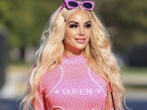 Terobsesi Jadi Barbie, Wanita Ini Terima Plasma Darah Putranya Biar Awet Muda