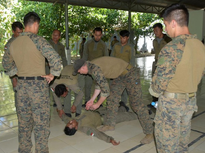 Prajurit Intai Amfibi Korps Marinir TNI AL dan United States Marines Corps (USMC) Reconnaissance Unit masih latihan bersama. Kali ini, mereka latihan memberi pertolongan kepada pasukan korban perang.