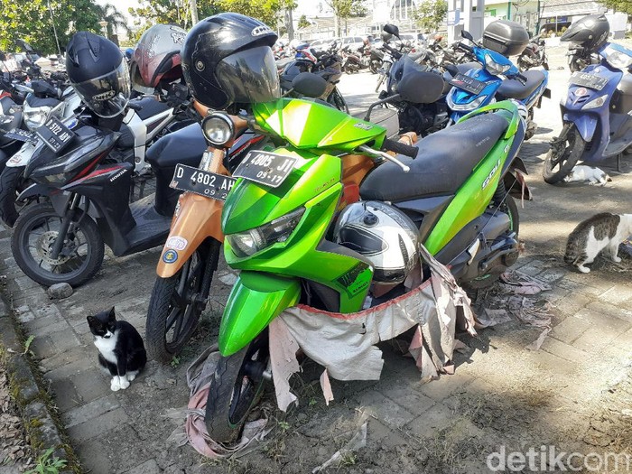 Melihat motor tak bertuan yang terparkir di Stasiun Bandung setahun lebih