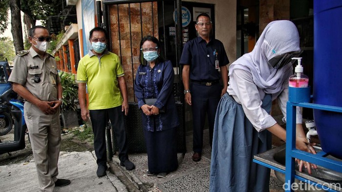 Melihat Simulasi Belajar Tatap Muka di SMAN 15 Sunter Agung Sejumlah siswa mengikuti simulasi belajar tatap muka di SMAN 15, Sunter Agung, Jakarta Utara, Selasa (8/6). Simulasi ini digelar dengan protokol kesehatan ketat.