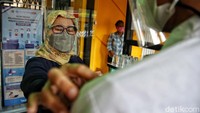 Para siswa dan guru wajib menggunakan masker dan face shield.