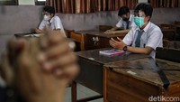 Selain itu kapasitas ruangan kelas hanya 20 persen saja, jadi hanya sekitar 16-18 murid saja dalam satu kelas.