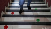 Jalur keluar dan masuk di area sekolah diatur agar siswa tidak berhadap-hadapan.