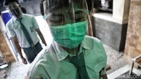 Perlu diketahui Dinas Pendidikan DKI Jakarta memutuskan untuk memundurkan pelaksanaan uji coba sekolah tatap muka di sekolah tahap dua dari Senin (7/6) menjadi Rabu (9/6). Humas Dinas Pendidikan DKI Jakarta Taga Radja Gah mengatakan, mundurnya uji coba tahap dua ini disebabkan sejumlah hal. Pertama, proses asesmen yang dilakukan terhadap 300 sekolah belum rampung.