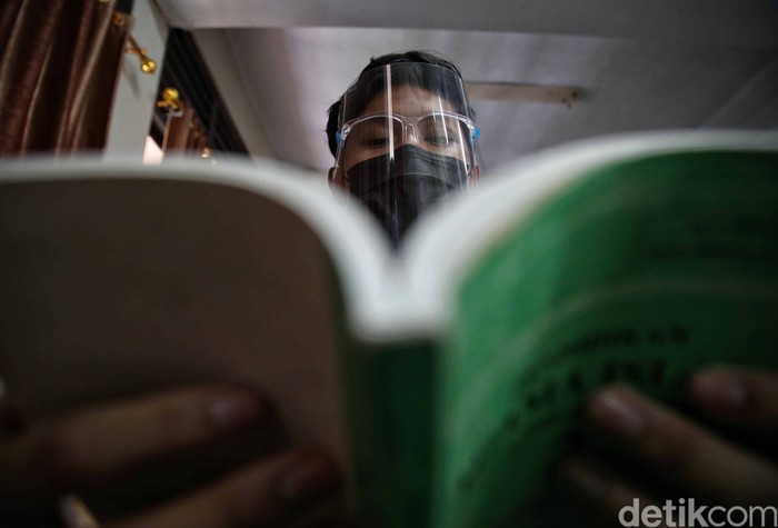 Sejumlah siswa mengikuti simulasi belajar tatap muka di SMAN 15, Sunter Agung, Jakarta Utara, Selasa (8/6). Simulasi ini digelar dengan protokol kesehatan ketat.
