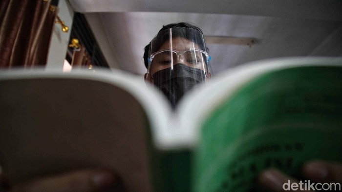 Melihat Simulasi Belajar Tatap Muka di SMAN 15 Sunter Agung Sejumlah siswa mengikuti simulasi belajar tatap muka di SMAN 15, Sunter Agung, Jakarta Utara, Selasa (8/6). Simulasi ini digelar dengan protokol kesehatan ketat.