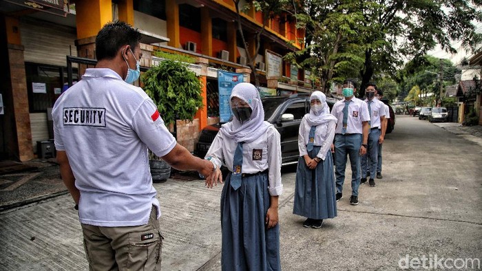 Melihat Simulasi Belajar Tatap Muka di SMAN 15 Sunter Agung Sejumlah siswa mengikuti simulasi belajar tatap muka di SMAN 15, Sunter Agung, Jakarta Utara, Selasa (8/6). Simulasi ini digelar dengan protokol kesehatan ketat.