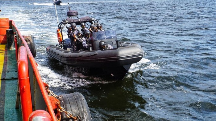 Menengok Latihan Para Prajurit Lantamal III Sejumlah prajurit Satrol Lantamal III gelar latihan rutin VBSS di Tanjung Priok. Latihan digelar untuk mantapkan kesiapsiagaan prajurit dalam menjalankan tugas.