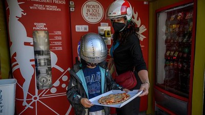 Menengok Vending Machine Pizza Pertama di Italia
