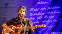 Teguh Esha merupakan penulis senior yang terkenal dengan karya Ali Topan Anak Jalanan pada era 1970-an.