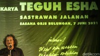 Pria kelahiran Banyuwangi ini banyak berkarya melalui tulisan, hingga masyarakat luas mengenalnya sebagai sastrawan dan juga penulis tokoh fiksi karismatik bernama Ali Topan yang keren sebelum adanya Boy, Rangga, dan Dilan.