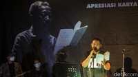 Anak-anak dari Teguh Esha juga turut membacakan puisi yang dikarang oleh mendiang ayahnya.