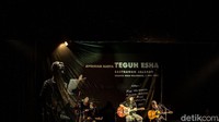 Selain puisi acara tersebut diisi dengan musik yang dibawakan oleh Anto Baret yang merupakan pendiri Komunitas Penyanyi Jalanan (KPJ).
