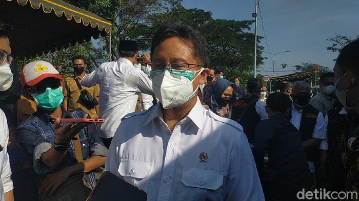 Menteri Kesehatan (Menkes) Budi Gunadi Sadikin mengunjungi lokasi tes swab antigen di Suramadu sisi Surabaya. Menurutnya, kekompakan Gubernur Jatim, Bupati Bangkalan dan Wali Kota Surabaya bisa mengatasi lonjakan kasus di Bangkalan