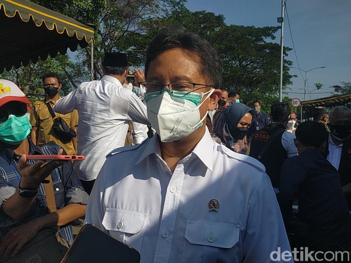 Menteri Kesehatan (Menkes) Budi Gunadi Sadikin mengunjungi lokasi tes swab antigen di Suramadu sisi Surabaya. Menurutnya, kekompakan Gubernur Jatim, Bupati Bangkalan dan Wali Kota Surabaya bisa mengatasi lonjakan kasus di Bangkalan