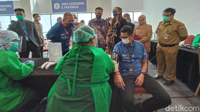 Menparekraf Sandiaga Uno, menerima vaksinasi tahap pertama.