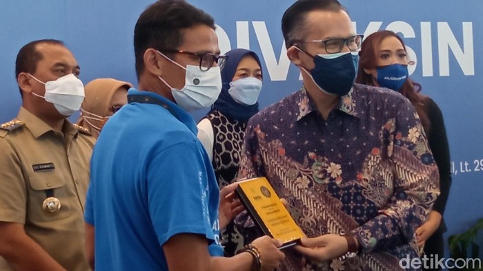 Menparekraf Sandiaga Uno, menerima vaksinasi tahap pertama.