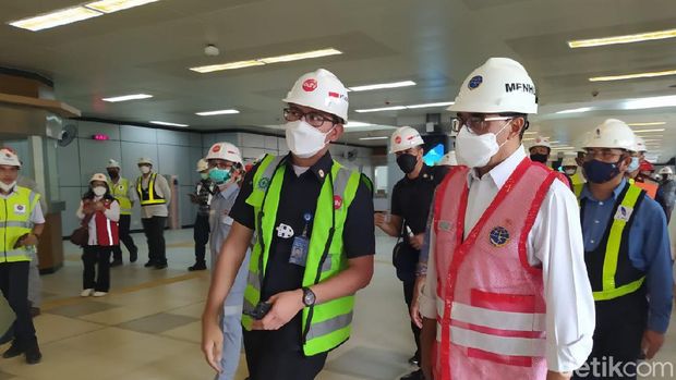 Menteri Perhubungan Budi Karya Sumadi menjajal LRT Jabodebek