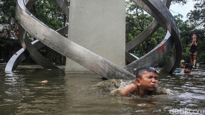 Minim Lahan Bermain, Anak-anak Renang di Kolam Tugu Situ Gintung Semakin hari, anak-anak makin kesulitan lahan untuk bermain. Kolam di Tugu Situ Gintung, Ciputat, pun jadi tempat bermain.