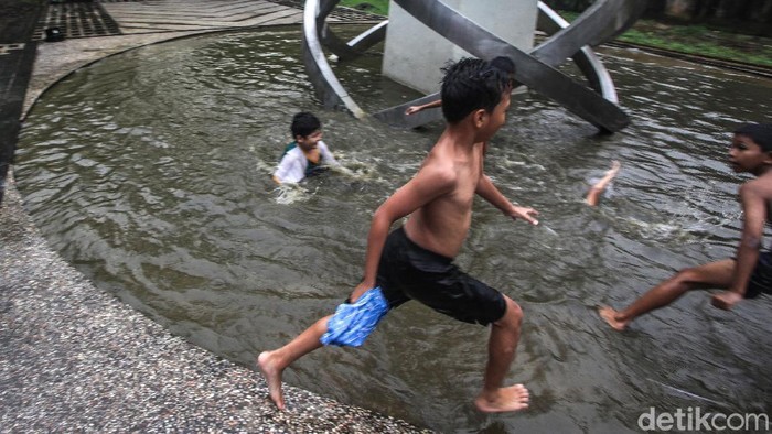 Minim Lahan Bermain, Anak-anak Renang di Kolam Tugu Situ Gintung Semakin hari, anak-anak makin kesulitan lahan untuk bermain. Kolam di Tugu Situ Gintung, Ciputat, pun jadi tempat bermain.
