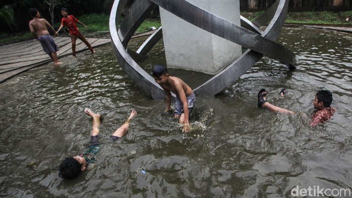 Minim Lahan Bermain, Anak-anak Renang di Kolam Tugu Situ Gintung Semakin hari, anak-anak makin kesulitan lahan untuk bermain. Kolam di Tugu Situ Gintung, Ciputat, pun jadi tempat bermain.