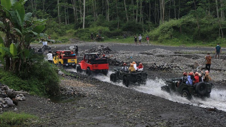 Momen Sandiaga Kunjungi Desa Wisata Pentingsari Menteri Pariwisata dan Ekonomi Kreatif Sandiaga Uno mengunjungi Desa Wisata Pentingsari, Sleman, Yogyakarta. Sandiaga Uno sempat menjajal offroad.