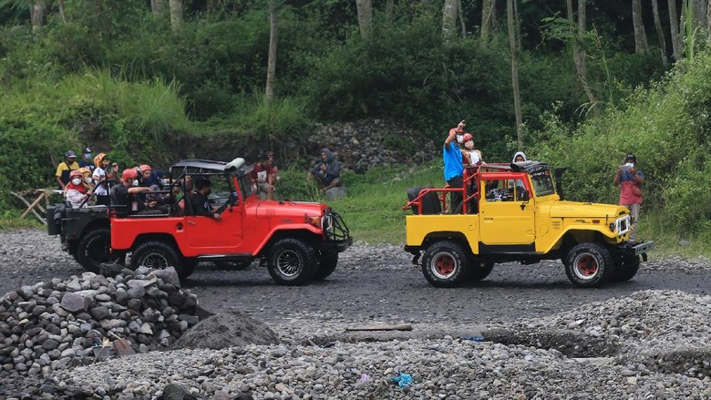 Momen Sandiaga Kunjungi Desa Wisata Pentingsari Menteri Pariwisata dan Ekonomi Kreatif Sandiaga Uno mengunjungi Desa Wisata Pentingsari, Sleman, Yogyakarta. Sandiaga Uno sempat menjajal offroad.