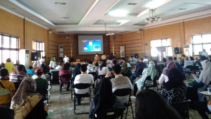 Orang tua siswa geruduk kantor Disdik Sumut gegara situs PPDB Sumut eror (Datuk-detikcom)