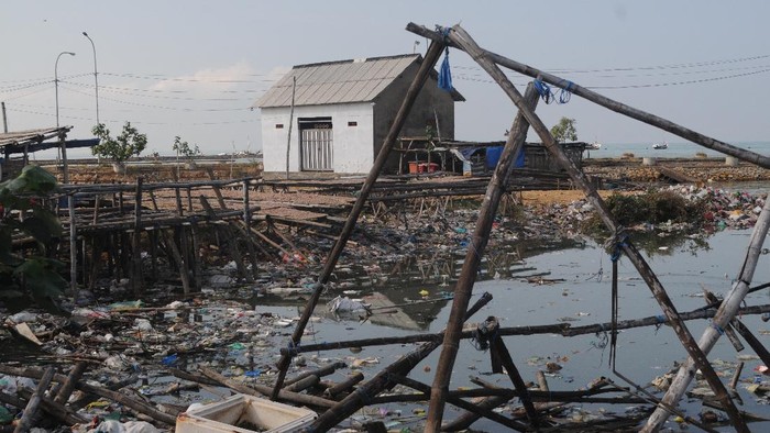 Suasana pantai yang penuh dengan sampah rumah tangga di Desa Branta Pesisir, Pamekasan, Jawa Timur, Selasa (8/6/2021). Tanggal 8 Juni merupakan peringatan Hari Laut Sedunia atau 'World Ocean Day' dengan slogan 'Laut bukan tempat sampah' dan 'Bijak mengelola laut'. ANTARA FOTO/Saiful Bahri/wsj.