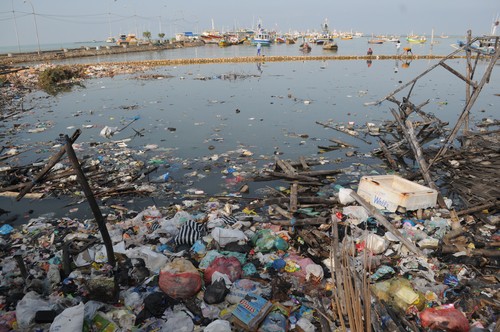 Suasana pantai yang penuh dengan sampah rumah tangga di Desa Branta Pesisir, Pamekasan, Jawa Timur, Selasa (8/6/2021). Tanggal 8 Juni merupakan peringatan Hari Laut Sedunia atau World Ocean Day dengan slogan Laut bukan tempat sampah dan Bijak mengelola laut. ANTARA FOTO/Saiful Bahri/wsj.