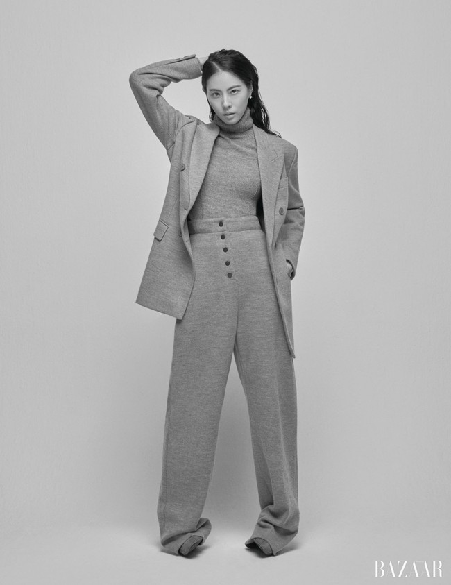 Park Ji Yoon memiliki fobia tak biasa. Sang solois pernah diserang geng siswi sekolahan, saat berpacaran dengan seorang idol KPop. Sejak itu, ia takut akan siapapun yang mengenakan seragam sekolah. Foto: dok. Harpers Bazaar