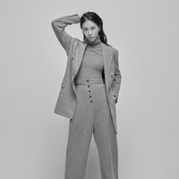 Park Ji Yoon memiliki fobia tak biasa. Sang solois pernah diserang geng siswi sekolahan, saat berpacaran dengan seorang idol KPop. Sejak itu, ia takut akan siapapun yang mengenakan seragam sekolah. Foto: dok. Harpers Bazaar