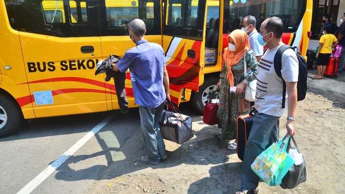 Sejumlah pasien COVID-19 naik ke bus sekolah saat akan dipindahkan dari Kudus di Jawa Tengah, Senin (7/6/21). Sebanyak 23 pasien COVID-19 yang terdiri Aparatur Sipil Negara dan keluarganya di Kudus dipindahkan ke tempat karantina terpusat di Asrama Haji Donohudan, Boyolali, Jawa Tengah guna mendapatkan pelayanan kesehatan yang lebih baik serta mencegah penularan COVID-19 yang lebih luas. ANTARA FOTO/Yusuf Nugroho/wsj.