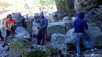 Di tengah masa pandemi COVID 19, sungai yang berhulu di kawah Gunung Merapi itu tidak pernah sepi dan menjadi ladang penghasilan.
