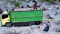 Bermodal linggis, cangkul, godam besi, dan lainnya para penambang pasir dan batu tradisional itu mengais rezeki untuk memenuhi kebutuhan hidup sehari-hari. 