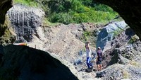 Secara berkelompok, para penampang mencari pasir untuk dijual dengan harga Rp 600 ribu per truknya.
