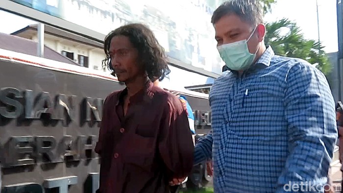 Penampakan Pria Bergolok yang Ngamuk di Mapolresta Yogyakarta Seorang pria bergolok yang serang Mapolresta Yogyakarta diamankan polisi. Ia diamankan usai memukulkan golok ke pagar besi hingga memaki-maki polisi.