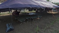 Warga menyiapkan tenda pengungsian bagi korban bencana tanah bergerak di Desa Karanggintung, Gandrungmangu, Cilacap, Jateng, Senin (7/6/2021). 