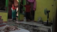 Warga memperlihatkan rumah yang rusak terdampak pergerakan tanah di Desa Karanggintung, Gandrungmangu, Cilacap, Jateng.
