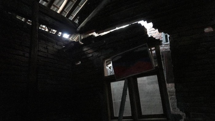 PENGUNGSIAN UNTUK WARGA KORBAN TANAH BERGERAK DI CILACAP Warga menyiapkan dapur umum bagi pengungsi korban bencana tanah bergerak di Desa Karanggintung, Gandrungmangu, Cilacap, Jateng, Senin (7/6/2021). Sebanyak 81 jiwa mengungsi akibat bencana tanah bergerak yang merusak rumah mereka, sehingga membahayakan apabila terus ditinggali karena pergerakan tanah masih terus terjadi. ANTARA FOTO/Idhad Zakaria/rwa.