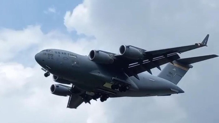 Pesawat angkut militer milik Amerika Serikat (AS), C-17 Globe Master mendarat di Pekanbaru, Riau (Instagram @sgnatr_)