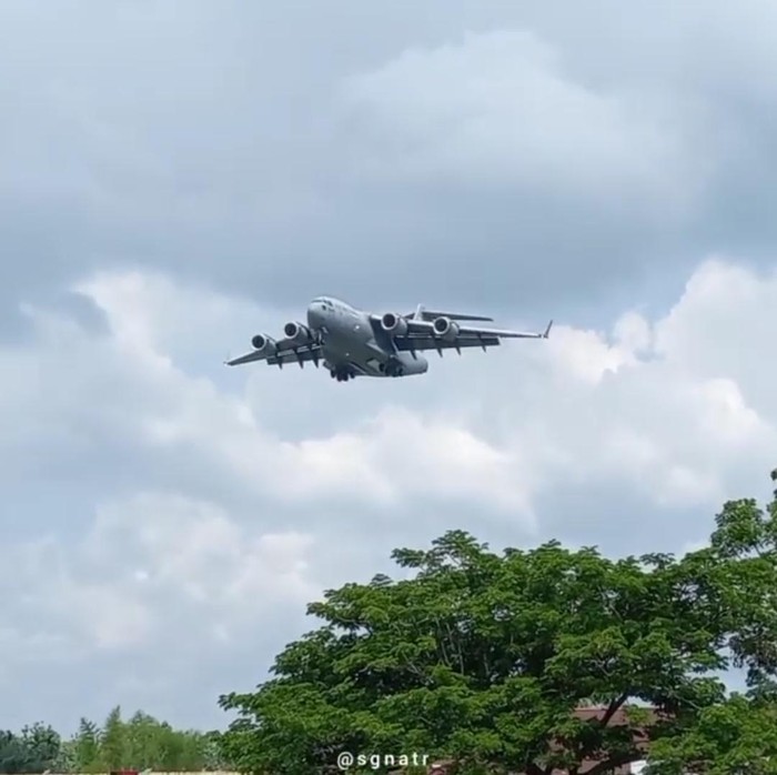 Pesawat angkut militer milik Amerika Serikat (AS), C-17 Globe Master mendarat di Pekanbaru, Riau (Instagram @sgnatr_)