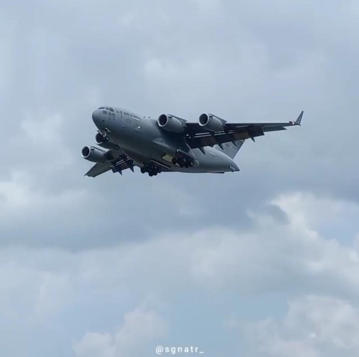 Pesawat angkut militer milik Amerika Serikat (AS), C-17 Globe Master mendarat di Pekanbaru, Riau (Instagram @sgnatr_) Pesawat angkut militer milik Amerika Serikat (AS), C-17 Globe Master mendarat di Pekanbaru, Riau (Instagram @sgnatr_)